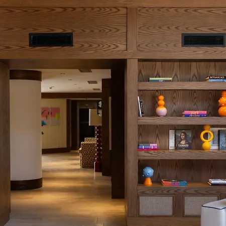 Avantgarde Refined ホテル